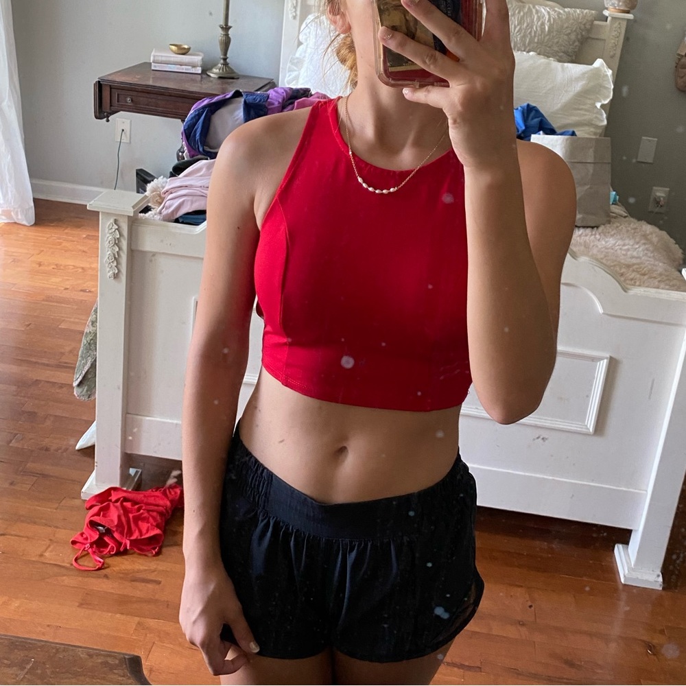 Red lulus crop